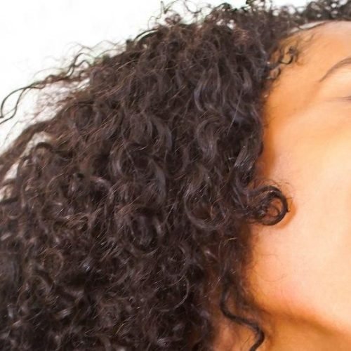 Antifrizz e Antienvelhecimento: Como os Produtos de Cetim Protegem Seus Cabelos