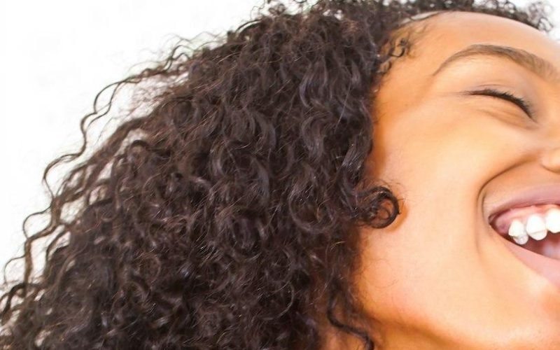 Antifrizz e Antienvelhecimento: Como os Produtos de Cetim Protegem Seus Cabelos