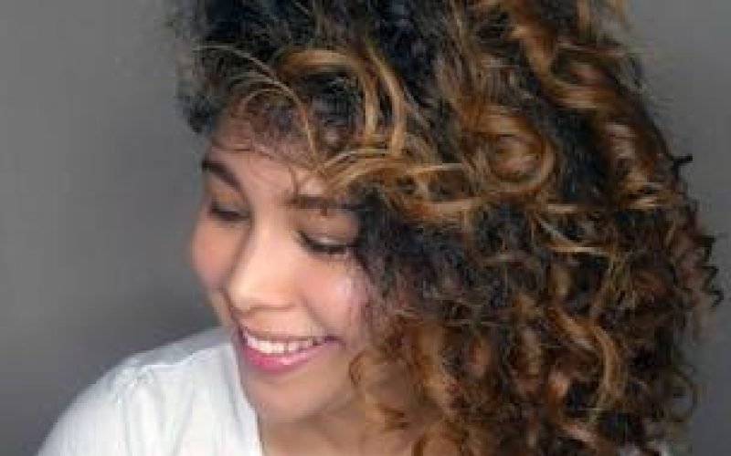 Toalhas de Microfibra vs. Cetim: Qual a Melhor Escolha para Seu Cabelo e Pele?